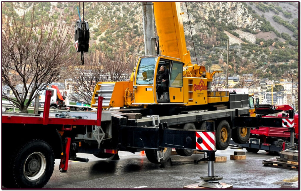 Euro Grues: expertos en la venta y el alquiler de grúas nuevas y de segunda mano Presente en el mercado andorrano e internacional desde 2008, Euro Grues se ha especializado desde su origen en la venta y el alquiler de grúas torre. En un ámbito particularmente técnico, la venta y el alquiler de una grúa, se requiere pericia y una inversión considerable. Por este motivo, Euro Grues se abastece de la mejor maquinaria y un inmejorable equipo para responder a la demanda de su mercado nacional e internacional. Euro Grues es un distribuidor capaz de adaptarse a todo tipo de proyectos gracias a innovadores sistemas y grúas, nuevas o de segunda mano, de todos los tamaños. Sea cual sea su solicitud, en el sector de la construcción, Euro Grues puede responder a su necesidad de comprar una grúa de segunda mano o alquilar las mejores máquinas de elevación.