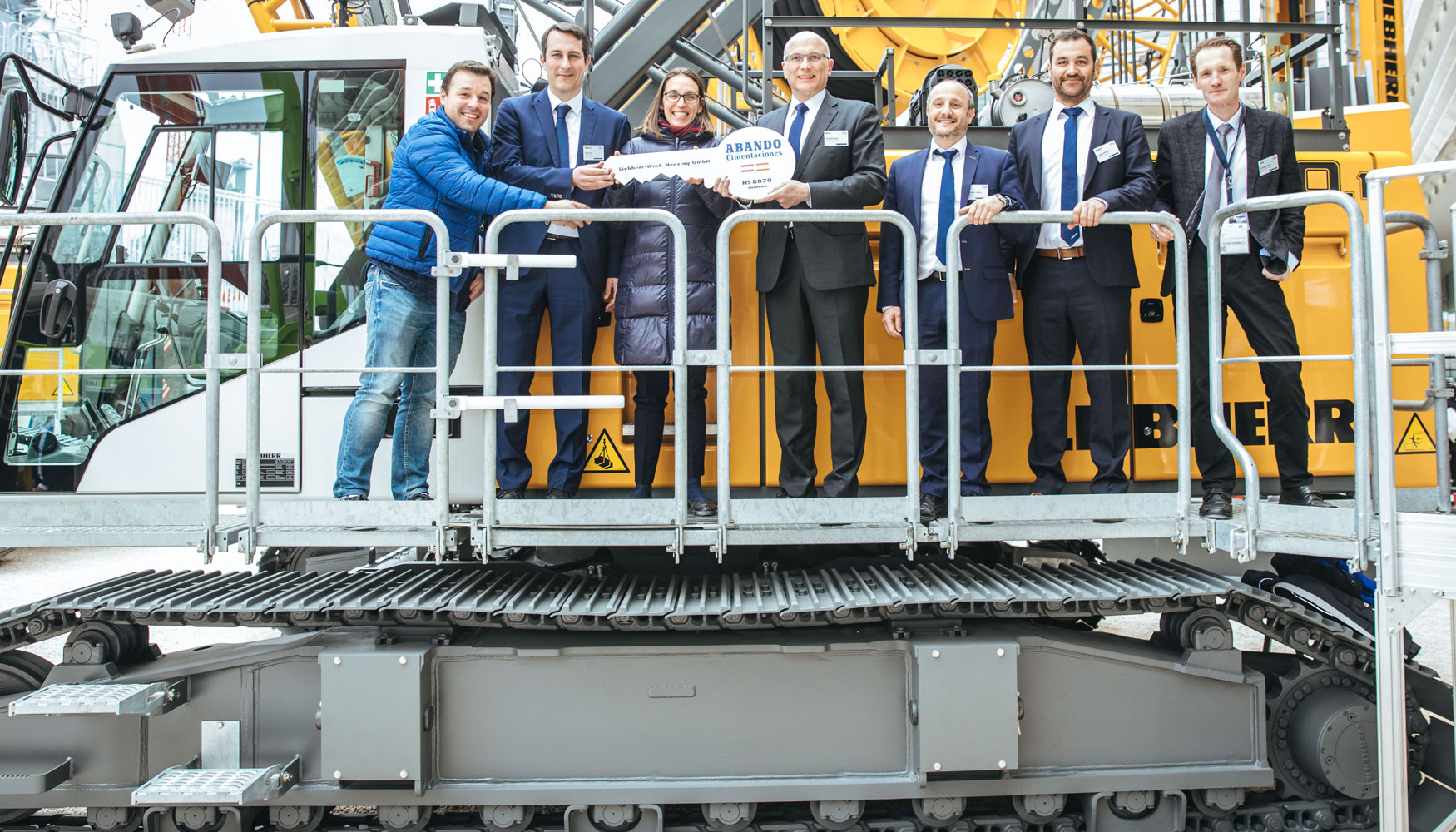 Cimentaciones Abando recibe en Bauma su nueva grúa HS 8070 de Liebherr