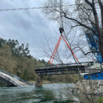 La grúa sobre orugas Liebherr LR 1600/2 de Grúas Roxu desmonta el puente de Quinzanas, en Pravia (Asturias)