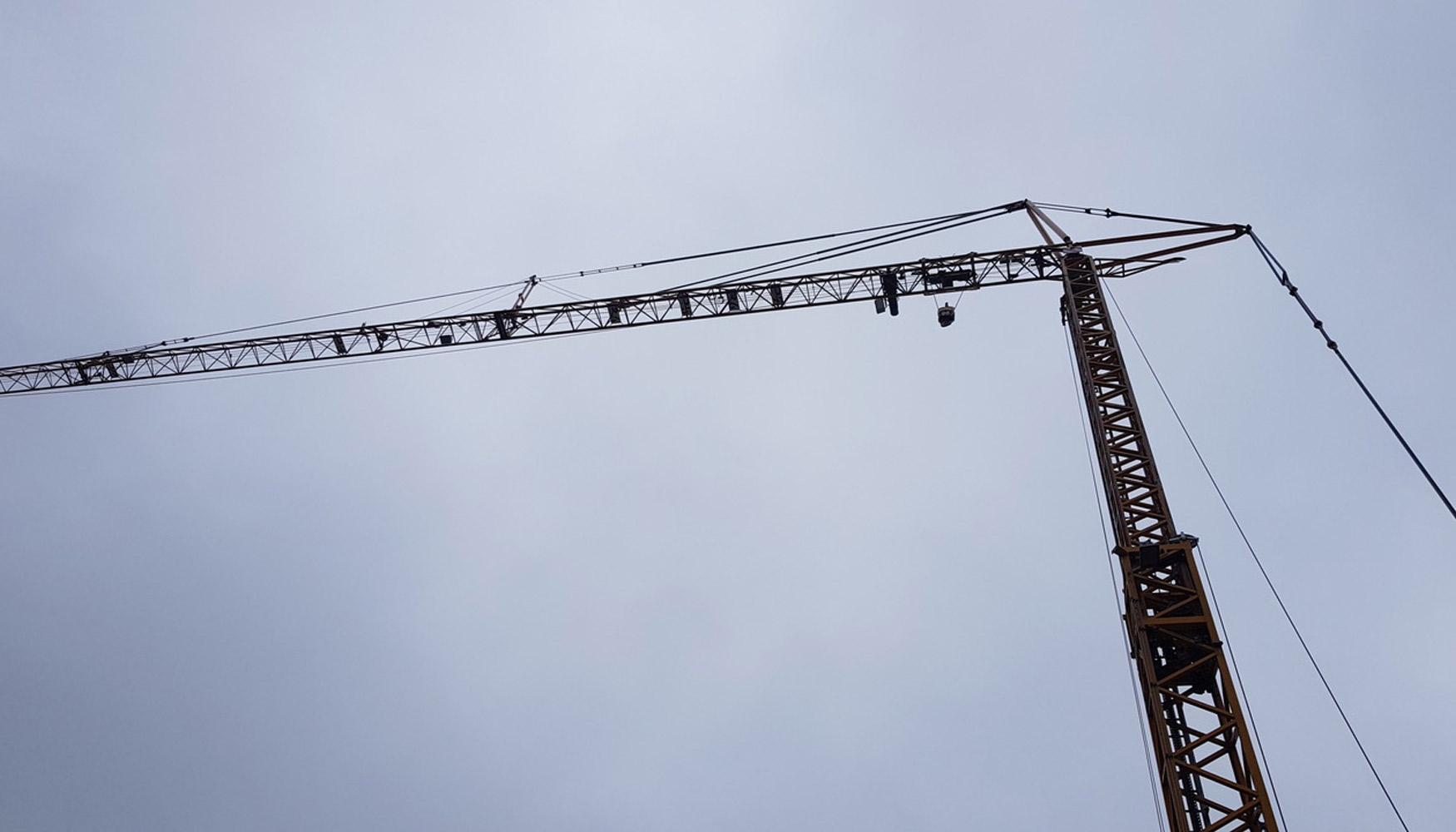 Intergrúas 2000 amplía su parque de alquiler sin operador con una grúa torre móvil Liebherr MK80