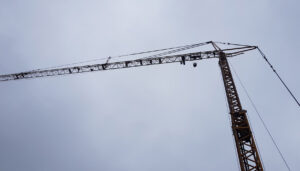 Intergrúas 2000 amplía su parque de alquiler sin operador con una grúa torre móvil Liebherr MK80