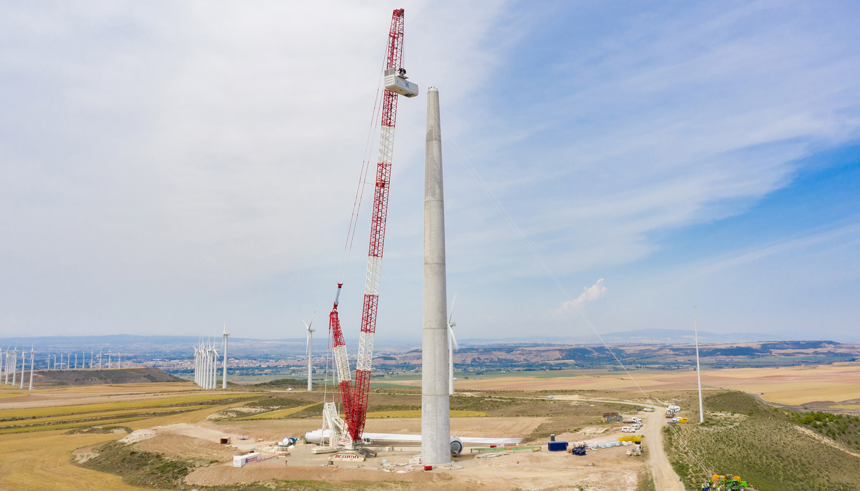 Grupo Aguado realiza el montaje del nuevo prototipo de turbina eólica con su grúa LR 11000 de Liebherr