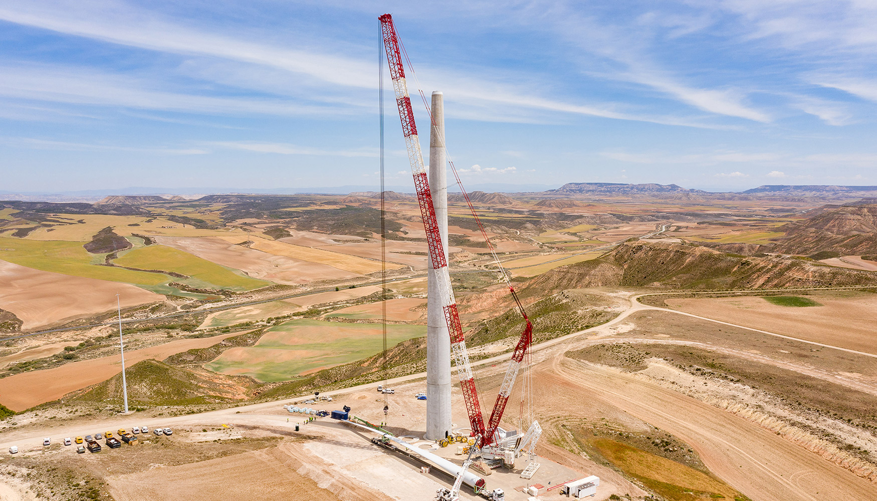 Grupo Aguado realiza el montaje del nuevo prototipo de turbina eólica con su grúa LR 11000 de Liebherr