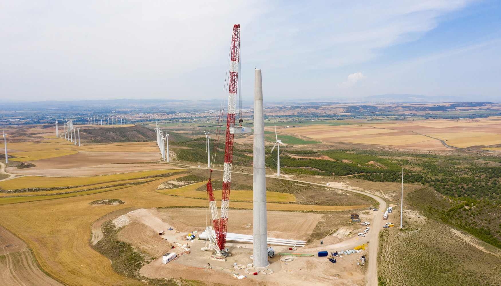 Grupo Aguado realiza el montaje del nuevo prototipo de turbina eólica con su grúa LR 11000 de Liebherr