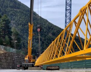 En la maquinaria de elevación, Euro Grues se impone Distribuidor líder en compraventa en Andorra Líder indiscutible en la venta y alquiler de grúas en Andorra, Euro Grues es distribuidor de las prestigiosas marcas COMANSA y LIEBHERR. Desde su constitución en 2008 y gracias a sus equipos de elevación fiables y eficaces, la empresa se ha impuesto rápidamente en el mercado nacional atrayendo, al mismo tiempo, a numerosos clientes de los países colindantes, en particular Francia y España. La experiencia como aval Amplia experiencia en máquinas de elevación Adquirida por una agrupación de accionistas y dirigida por Xavi Luque Sans, Euro Grues pronto se impone como distribuidora especializada en maquinaria de elevación. Técnico experto en el sector, Xavi Luque siempre deseó desarrollar su actividad de venta y alquiler de grúas, de segunda mano y nuevas, a nivel internacional. Este empeño y la gran diversidad de grúas de obra propuestas, así como la experiencia en más de 1500 obras en todo el mundo y los múltiples servicios adicionales que ofrece, hacen de Euro Grues una empresa líder en el sector de la construcción. Servicios a medida Las intervenciones realizadas por Euro Grues son integrales y la medida del cliente. El equipo de Euro Grues se encarga de todas las etapas de la venta y/o del alquiler de una grúa: logística, transporte, trámites administrativos, montaje, desmontaje, servicio postventa, mantenimiento, etc. Tanto en la venta como en el alquiler de grúas nueva y de segunda mano, una prestaciones extraordinarias Tanto para las grúas de segunda mano como para las nuevas, el mantenimiento, la asistencia, la reparación, la venta de piezas y unos amplios conocimientos técnicos, son prestaciones que en estos momentos ofrece el distribuidor Euro Grues y su equipo. A esta amplia oferta de servicios, minuciosamente adaptada a las necesidades del cliente, se añaden unas inmejorables condiciones económicas Un equipo experto en maquinaria de elevación La Dirección El equipo de Euro Grues lo conforman especialistas en el sector de las soluciones de elevación. Fácilmente accesibles para sus clientes y en contacto directo con las operaciones en curso, los responsables de la empresa poseen la experiencia y la eficacia necesarias para ofrecer a sus usuarios la solución perfecta en cualquier intervención. Xavi LUQUE SANS : CEO, Responsable Técnico Anna VILALTA LLAGUNES : Responsable de Logística y Administración Daniel MENDOZA : Coordinador de equipos Juan Carlos BURGOS : Responsable grúas torre Jose Ramón Hortal : Responsable grúas móviles Victor SEGURA : Responsable zona Francia Los socios Euro Grues posee un equipo de colaboradores estable conformado por entre 40 y 50 técnicos del sector de las máquinas de elevación. Debido a una organización empresarial sin intermediarios, Euro Grues puede ofrecer los precios más competitivos del mercado y este es, precisamente, uno de los motivos del éxito de la empresa. Los colaboradores Además de sus propios equipos, la compañía posee la capacidad de constituir equipos operativos, según el país donde se realice la intervención, garantizando en todo momento el nivel de calidad de los servicios. Esta competencia operacional se aplica a todos los servicios de los expertos en soluciones de elevación; tanto en la de venta y alquiler de una grúa, como en términos de experiencia, montaje, reparación, etc. Todos los colaboradores internos y externos de Euro Grues disponen de las formación, acreditación y experiencia para garantizar la óptima ejecución de sus tareas. Sobre la venta y el alquiler de grúas nuevas y de segunda mano Una experiencia internacional La empresa cuenta con un bagaje en construcciones en casi 30 países de los 5 continentes. Xavi Luque Sans, gerente de la compañía, domina con fluidez cinco idiomas, lo que le permite poder mantener contacto directo con las intervenciones en curso en cualquier punto del mundo y desplazarse personalmente para atender las operaciones que lo requieren. La sucursal que Euro Grues posee en Lleida (a 156 km de Barcelona, también supone un punto estratégico para intervenir en numerosas zonas del Estado español y ofrecer maquinaria de elevación y servicios a medida de forma rápida y eficaz. Tanto para una grúa nueva o se segunda mano, Euro Grues ofrece un campo de acción XXL para la venta y el alquiler. Independientemente del tipo de misión y del ámbito de actividad, la compañía vende y alquila grúas para la construcción en múltiples tipos de operaciones: Túneles Puentes Montajes de videovigilancia Excavaciones Trabajos hidráulicos Escuelas Estabilización de suelos Complejos deportivos Pistas de esquí Estructuras para eventos y efímeras… En el sector de las grúas de obra, el equipamiento o incluso los eventos, la distribuidora Euro Grues dispone de más de un centenar de colaboradores en todo el mundo. ¿Necesita comprar, reparar, alquilar o contar con asesoría experta en máquinas de elevación? ¿Cómo podemos ayudarle? Independientemente de su sector y de la naturaleza de su petición, Euro Grues estudiará su solicitud teniendo en cuenta sus necesidades y sus limitaciones. Experta en venta y alquiler de grúas de primera o segunda mano en todo el mundo, la empresa encontrará soluciones, a través de su maquinaria de elevación, que satisfagan sus deseos y respetando sus plazos siempre al mejor precio. ¡Nuestro servicio comercial tiene la solución! Alquiler, venta, asistencia, reparaciones, mantenimiento, repuestos y otros conocimientos técnicos. Sea cual sea su problema, póngase en contacto con nuestro equipo comercial. ¿Tiene dudas sobre la solución? ¿No está seguro del material que realmente necesita? ¡Disfrute de nuestra experiencia! Explíquenos su problema, le ayudaremos a resolverlo proponiéndole las respuestas idóneas para su situación. Los 10 compromisos de Euro Grues en la compra o el alquiler de grúas La reputación internacional de Euro Grues se basa en un justo equilibrio entre precios atractivos y servicios y prestaciones de gran calidad. La amplia experiencia de sus expertos sobre el terreno permite a la empresa aportar las soluciones más adecuadas a cualquier limitación. Además de una atención impecable en la venta y el alquiler de grúas, el principal compromiso de Euro Grues con sus clientes es el de ofrecerles el asesoramiento que les permita optimizar su selección de la maquinaria de elevación, así como su colocación y uso en las mejores condiciones de fiabilidad, seguridad y rentabilidad. Si su intención es alquilar o comprar una grúa, debe conocer su decálogo: 1 Euro Grues le propone una fórmula simplificada en el alquiler de grúas de obra: Un paquete único que comprende: transporte, montaje y desmontaje por el equipo de la empresa. Un precio de alquiler proporcionado, calculado en función de las semanas de alquiler de la grúa. Flexibilidad en el alquiler de grúa en caso de que se exceda la duración de sus obras. 2 Euro Grues estudia con usted las mejores opciones en relación con su pliego técnico de condiciones y su planificación de realización. 3 Euro Grues le ofrece una amplia gama de grúas (alquiler y compra) para todo tipo de trabajos. 4 Euro Grues le ofrece servicios de gran flexibilidad, adaptados a sus necesidades y a sus limitaciones sobre el terreno. 5 Euro Grues asegura el óptimo montaje y desmontaje de sus máquinas de elevación con una atención especial a las necesidades específicas del cliente. 6 Las instalaciones de elevación de Euro Grues son homologadas por las organizaciones autorizadas de cada país. 7 En cada operación de alquiler de una grúa, Euro Grues suministra a sus clientes instrucciones de uso precisas y permanecerá a su disposición durante toda la duración de la obra. 8 Euro Grues garantiza -en la gran mayoría de los casos-, resolución de problemas en 24 horas, e incluso según el país, una intervención rápida en 4 horas. 9 Las tarifas de Euro Grues son atractivas, cualquiera que sea el tipo de prestaciones propuestas, pero sin disminución alguna de la calidad. 10 Euro Grues estudia todas las solicitudes con la responsabilidad de comprender sus necesidades, tener en cuenta sus limitaciones y respetar sus presupuestos. Elegir comprar o alquilar una grúa con Euro Grues. Euro Grues, mucho más que comprar o alquilar grúas. ¿Usted también desea unirse a la larga lista de empresas que se benefician de los compromisos de Euro Grues? De alquiler o compra, las grúas de elevación propuestas por Euro Grues satisfacen todas las necesidades de sus clientes. Independientemente de su sector y de la naturaleza de su solicitud, Euro Grues le recomienda la solución de elevación más adecuada para su proyecto, según sus necesidades y sus limitaciones. Vendedor y arrendador de grúas en todo el mundo, la empresa Euro Grues también ofrece asistencia, reparación, mantenimiento, suministro de piezas de repuesto y conocimientos técnicos. Un equipo comercial experto en soluciones de elevación A su servicio de lunes a viernes de 08:00 a 18:00, nuestro equipo comercial está disponible para responder a sus solicitudes de venta o alquiler de grúas: Por teléfono: 00376 362 013 Por correo: eurogrues@andorra.ad Nuestras oficinas en Andorra Ctra. de L’Obac, Terra de les Costelles del Tresà AD200 - ENCAMP PRINCIPADO DE ANDORRA Nuestra sala de exposición Ctra. de L’Obac, Terra de les Costelles del Tresà AD200 - ENCAMP PRINCIPADO DE ANDORRA)]