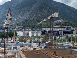 En la maquinaria de elevación, Euro Grues se impone Distribuidor líder en compraventa en Andorra Líder indiscutible en la venta y alquiler de grúas en Andorra, Euro Grues es distribuidor de las prestigiosas marcas COMANSA y LIEBHERR. Desde su constitución en 2008 y gracias a sus equipos de elevación fiables y eficaces, la empresa se ha impuesto rápidamente en el mercado nacional atrayendo, al mismo tiempo, a numerosos clientes de los países colindantes, en particular Francia y España. La experiencia como aval Amplia experiencia en máquinas de elevación Adquirida por una agrupación de accionistas y dirigida por Xavi Luque Sans, Euro Grues pronto se impone como distribuidora especializada en maquinaria de elevación. Técnico experto en el sector, Xavi Luque siempre deseó desarrollar su actividad de venta y alquiler de grúas, de segunda mano y nuevas, a nivel internacional. Este empeño y la gran diversidad de grúas de obra propuestas, así como la experiencia en más de 1500 obras en todo el mundo y los múltiples servicios adicionales que ofrece, hacen de Euro Grues una empresa líder en el sector de la construcción. Servicios a medida Las intervenciones realizadas por Euro Grues son integrales y la medida del cliente. El equipo de Euro Grues se encarga de todas las etapas de la venta y/o del alquiler de una grúa: logística, transporte, trámites administrativos, montaje, desmontaje, servicio postventa, mantenimiento, etc. Tanto en la venta como en el alquiler de grúas nueva y de segunda mano, una prestaciones extraordinarias Tanto para las grúas de segunda mano como para las nuevas, el mantenimiento, la asistencia, la reparación, la venta de piezas y unos amplios conocimientos técnicos, son prestaciones que en estos momentos ofrece el distribuidor Euro Grues y su equipo. A esta amplia oferta de servicios, minuciosamente adaptada a las necesidades del cliente, se añaden unas inmejorables condiciones económicas Un equipo experto en maquinaria de elevación La Dirección El equipo de Euro Grues lo conforman especialistas en el sector de las soluciones de elevación. Fácilmente accesibles para sus clientes y en contacto directo con las operaciones en curso, los responsables de la empresa poseen la experiencia y la eficacia necesarias para ofrecer a sus usuarios la solución perfecta en cualquier intervención. Xavi LUQUE SANS : CEO, Responsable Técnico Anna VILALTA LLAGUNES : Responsable de Logística y Administración Daniel MENDOZA : Coordinador de equipos Juan Carlos BURGOS : Responsable grúas torre Jose Ramón Hortal : Responsable grúas móviles Victor SEGURA : Responsable zona Francia Los socios Euro Grues posee un equipo de colaboradores estable conformado por entre 40 y 50 técnicos del sector de las máquinas de elevación. Debido a una organización empresarial sin intermediarios, Euro Grues puede ofrecer los precios más competitivos del mercado y este es, precisamente, uno de los motivos del éxito de la empresa. Los colaboradores Además de sus propios equipos, la compañía posee la capacidad de constituir equipos operativos, según el país donde se realice la intervención, garantizando en todo momento el nivel de calidad de los servicios. Esta competencia operacional se aplica a todos los servicios de los expertos en soluciones de elevación; tanto en la de venta y alquiler de una grúa, como en términos de experiencia, montaje, reparación, etc. Todos los colaboradores internos y externos de Euro Grues disponen de las formación, acreditación y experiencia para garantizar la óptima ejecución de sus tareas. Sobre la venta y el alquiler de grúas nuevas y de segunda mano Una experiencia internacional La empresa cuenta con un bagaje en construcciones en casi 30 países de los 5 continentes. Xavi Luque Sans, gerente de la compañía, domina con fluidez cinco idiomas, lo que le permite poder mantener contacto directo con las intervenciones en curso en cualquier punto del mundo y desplazarse personalmente para atender las operaciones que lo requieren. La sucursal que Euro Grues posee en Lleida (a 156 km de Barcelona, también supone un punto estratégico para intervenir en numerosas zonas del Estado español y ofrecer maquinaria de elevación y servicios a medida de forma rápida y eficaz. Tanto para una grúa nueva o se segunda mano, Euro Grues ofrece un campo de acción XXL para la venta y el alquiler. Independientemente del tipo de misión y del ámbito de actividad, la compañía vende y alquila grúas para la construcción en múltiples tipos de operaciones: Túneles Puentes Montajes de videovigilancia Excavaciones Trabajos hidráulicos Escuelas Estabilización de suelos Complejos deportivos Pistas de esquí Estructuras para eventos y efímeras… En el sector de las grúas de obra, el equipamiento o incluso los eventos, la distribuidora Euro Grues dispone de más de un centenar de colaboradores en todo el mundo. ¿Necesita comprar, reparar, alquilar o contar con asesoría experta en máquinas de elevación? ¿Cómo podemos ayudarle? Independientemente de su sector y de la naturaleza de su petición, Euro Grues estudiará su solicitud teniendo en cuenta sus necesidades y sus limitaciones. Experta en venta y alquiler de grúas de primera o segunda mano en todo el mundo, la empresa encontrará soluciones, a través de su maquinaria de elevación, que satisfagan sus deseos y respetando sus plazos siempre al mejor precio. ¡Nuestro servicio comercial tiene la solución! Alquiler, venta, asistencia, reparaciones, mantenimiento, repuestos y otros conocimientos técnicos. Sea cual sea su problema, póngase en contacto con nuestro equipo comercial. ¿Tiene dudas sobre la solución? ¿No está seguro del material que realmente necesita? ¡Disfrute de nuestra experiencia! Explíquenos su problema, le ayudaremos a resolverlo proponiéndole las respuestas idóneas para su situación. Los 10 compromisos de Euro Grues en la compra o el alquiler de grúas La reputación internacional de Euro Grues se basa en un justo equilibrio entre precios atractivos y servicios y prestaciones de gran calidad. La amplia experiencia de sus expertos sobre el terreno permite a la empresa aportar las soluciones más adecuadas a cualquier limitación. Además de una atención impecable en la venta y el alquiler de grúas, el principal compromiso de Euro Grues con sus clientes es el de ofrecerles el asesoramiento que les permita optimizar su selección de la maquinaria de elevación, así como su colocación y uso en las mejores condiciones de fiabilidad, seguridad y rentabilidad. Si su intención es alquilar o comprar una grúa, debe conocer su decálogo: 1 Euro Grues le propone una fórmula simplificada en el alquiler de grúas de obra: Un paquete único que comprende: transporte, montaje y desmontaje por el equipo de la empresa. Un precio de alquiler proporcionado, calculado en función de las semanas de alquiler de la grúa. Flexibilidad en el alquiler de grúa en caso de que se exceda la duración de sus obras. 2 Euro Grues estudia con usted las mejores opciones en relación con su pliego técnico de condiciones y su planificación de realización. 3 Euro Grues le ofrece una amplia gama de grúas (alquiler y compra) para todo tipo de trabajos. 4 Euro Grues le ofrece servicios de gran flexibilidad, adaptados a sus necesidades y a sus limitaciones sobre el terreno. 5 Euro Grues asegura el óptimo montaje y desmontaje de sus máquinas de elevación con una atención especial a las necesidades específicas del cliente. 6 Las instalaciones de elevación de Euro Grues son homologadas por las organizaciones autorizadas de cada país. 7 En cada operación de alquiler de una grúa, Euro Grues suministra a sus clientes instrucciones de uso precisas y permanecerá a su disposición durante toda la duración de la obra. 8 Euro Grues garantiza -en la gran mayoría de los casos-, resolución de problemas en 24 horas, e incluso según el país, una intervención rápida en 4 horas. 9 Las tarifas de Euro Grues son atractivas, cualquiera que sea el tipo de prestaciones propuestas, pero sin disminución alguna de la calidad. 10 Euro Grues estudia todas las solicitudes con la responsabilidad de comprender sus necesidades, tener en cuenta sus limitaciones y respetar sus presupuestos. Elegir comprar o alquilar una grúa con Euro Grues. Euro Grues, mucho más que comprar o alquilar grúas. ¿Usted también desea unirse a la larga lista de empresas que se benefician de los compromisos de Euro Grues? De alquiler o compra, las grúas de elevación propuestas por Euro Grues satisfacen todas las necesidades de sus clientes. Independientemente de su sector y de la naturaleza de su solicitud, Euro Grues le recomienda la solución de elevación más adecuada para su proyecto, según sus necesidades y sus limitaciones. Vendedor y arrendador de grúas en todo el mundo, la empresa Euro Grues también ofrece asistencia, reparación, mantenimiento, suministro de piezas de repuesto y conocimientos técnicos. Un equipo comercial experto en soluciones de elevación A su servicio de lunes a viernes de 08:00 a 18:00, nuestro equipo comercial está disponible para responder a sus solicitudes de venta o alquiler de grúas: Por teléfono: 00376 362 013 Por correo: eurogrues@andorra.ad Nuestras oficinas en Andorra Ctra. de L’Obac, Terra de les Costelles del Tresà AD200 - ENCAMP PRINCIPADO DE ANDORRA Nuestra sala de exposición Ctra. de L’Obac, Terra de les Costelles del Tresà AD200 - ENCAMP PRINCIPADO DE ANDORRA)]