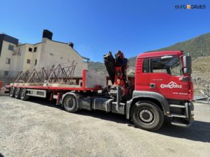 En la maquinaria de elevación, Euro Grues se impone Distribuidor líder en compraventa en Andorra Líder indiscutible en la venta y alquiler de grúas en Andorra, Euro Grues es distribuidor de las prestigiosas marcas COMANSA y LIEBHERR. Desde su constitución en 2008 y gracias a sus equipos de elevación fiables y eficaces, la empresa se ha impuesto rápidamente en el mercado nacional atrayendo, al mismo tiempo, a numerosos clientes de los países colindantes, en particular Francia y España. La experiencia como aval Amplia experiencia en máquinas de elevación Adquirida por una agrupación de accionistas y dirigida por Xavi Luque Sans, Euro Grues pronto se impone como distribuidora especializada en maquinaria de elevación. Técnico experto en el sector, Xavi Luque siempre deseó desarrollar su actividad de venta y alquiler de grúas, de segunda mano y nuevas, a nivel internacional. Este empeño y la gran diversidad de grúas de obra propuestas, así como la experiencia en más de 1500 obras en todo el mundo y los múltiples servicios adicionales que ofrece, hacen de Euro Grues una empresa líder en el sector de la construcción. Servicios a medida Las intervenciones realizadas por Euro Grues son integrales y la medida del cliente. El equipo de Euro Grues se encarga de todas las etapas de la venta y/o del alquiler de una grúa: logística, transporte, trámites administrativos, montaje, desmontaje, servicio postventa, mantenimiento, etc. Tanto en la venta como en el alquiler de grúas nueva y de segunda mano, una prestaciones extraordinarias Tanto para las grúas de segunda mano como para las nuevas, el mantenimiento, la asistencia, la reparación, la venta de piezas y unos amplios conocimientos técnicos, son prestaciones que en estos momentos ofrece el distribuidor Euro Grues y su equipo. A esta amplia oferta de servicios, minuciosamente adaptada a las necesidades del cliente, se añaden unas inmejorables condiciones económicas Un equipo experto en maquinaria de elevación La Dirección El equipo de Euro Grues lo conforman especialistas en el sector de las soluciones de elevación. Fácilmente accesibles para sus clientes y en contacto directo con las operaciones en curso, los responsables de la empresa poseen la experiencia y la eficacia necesarias para ofrecer a sus usuarios la solución perfecta en cualquier intervención. Xavi LUQUE SANS : CEO, Responsable Técnico Anna VILALTA LLAGUNES : Responsable de Logística y Administración Daniel MENDOZA : Coordinador de equipos Juan Carlos BURGOS : Responsable grúas torre Jose Ramón Hortal : Responsable grúas móviles Victor SEGURA : Responsable zona Francia Los socios Euro Grues posee un equipo de colaboradores estable conformado por entre 40 y 50 técnicos del sector de las máquinas de elevación. Debido a una organización empresarial sin intermediarios, Euro Grues puede ofrecer los precios más competitivos del mercado y este es, precisamente, uno de los motivos del éxito de la empresa. Los colaboradores Además de sus propios equipos, la compañía posee la capacidad de constituir equipos operativos, según el país donde se realice la intervención, garantizando en todo momento el nivel de calidad de los servicios. Esta competencia operacional se aplica a todos los servicios de los expertos en soluciones de elevación; tanto en la de venta y alquiler de una grúa, como en términos de experiencia, montaje, reparación, etc. Todos los colaboradores internos y externos de Euro Grues disponen de las formación, acreditación y experiencia para garantizar la óptima ejecución de sus tareas. Sobre la venta y el alquiler de grúas nuevas y de segunda mano Una experiencia internacional La empresa cuenta con un bagaje en construcciones en casi 30 países de los 5 continentes. Xavi Luque Sans, gerente de la compañía, domina con fluidez cinco idiomas, lo que le permite poder mantener contacto directo con las intervenciones en curso en cualquier punto del mundo y desplazarse personalmente para atender las operaciones que lo requieren. La sucursal que Euro Grues posee en Lleida (a 156 km de Barcelona, también supone un punto estratégico para intervenir en numerosas zonas del Estado español y ofrecer maquinaria de elevación y servicios a medida de forma rápida y eficaz. Tanto para una grúa nueva o se segunda mano, Euro Grues ofrece un campo de acción XXL para la venta y el alquiler. Independientemente del tipo de misión y del ámbito de actividad, la compañía vende y alquila grúas para la construcción en múltiples tipos de operaciones: Túneles Puentes Montajes de videovigilancia Excavaciones Trabajos hidráulicos Escuelas Estabilización de suelos Complejos deportivos Pistas de esquí Estructuras para eventos y efímeras… En el sector de las grúas de obra, el equipamiento o incluso los eventos, la distribuidora Euro Grues dispone de más de un centenar de colaboradores en todo el mundo. ¿Necesita comprar, reparar, alquilar o contar con asesoría experta en máquinas de elevación? ¿Cómo podemos ayudarle? Independientemente de su sector y de la naturaleza de su petición, Euro Grues estudiará su solicitud teniendo en cuenta sus necesidades y sus limitaciones. Experta en venta y alquiler de grúas de primera o segunda mano en todo el mundo, la empresa encontrará soluciones, a través de su maquinaria de elevación, que satisfagan sus deseos y respetando sus plazos siempre al mejor precio. ¡Nuestro servicio comercial tiene la solución! Alquiler, venta, asistencia, reparaciones, mantenimiento, repuestos y otros conocimientos técnicos. Sea cual sea su problema, póngase en contacto con nuestro equipo comercial. ¿Tiene dudas sobre la solución? ¿No está seguro del material que realmente necesita? ¡Disfrute de nuestra experiencia! Explíquenos su problema, le ayudaremos a resolverlo proponiéndole las respuestas idóneas para su situación. Los 10 compromisos de Euro Grues en la compra o el alquiler de grúas La reputación internacional de Euro Grues se basa en un justo equilibrio entre precios atractivos y servicios y prestaciones de gran calidad. La amplia experiencia de sus expertos sobre el terreno permite a la empresa aportar las soluciones más adecuadas a cualquier limitación. Además de una atención impecable en la venta y el alquiler de grúas, el principal compromiso de Euro Grues con sus clientes es el de ofrecerles el asesoramiento que les permita optimizar su selección de la maquinaria de elevación, así como su colocación y uso en las mejores condiciones de fiabilidad, seguridad y rentabilidad. Si su intención es alquilar o comprar una grúa, debe conocer su decálogo: 1 Euro Grues le propone una fórmula simplificada en el alquiler de grúas de obra: Un paquete único que comprende: transporte, montaje y desmontaje por el equipo de la empresa. Un precio de alquiler proporcionado, calculado en función de las semanas de alquiler de la grúa. Flexibilidad en el alquiler de grúa en caso de que se exceda la duración de sus obras. 2 Euro Grues estudia con usted las mejores opciones en relación con su pliego técnico de condiciones y su planificación de realización. 3 Euro Grues le ofrece una amplia gama de grúas (alquiler y compra) para todo tipo de trabajos. 4 Euro Grues le ofrece servicios de gran flexibilidad, adaptados a sus necesidades y a sus limitaciones sobre el terreno. 5 Euro Grues asegura el óptimo montaje y desmontaje de sus máquinas de elevación con una atención especial a las necesidades específicas del cliente. 6 Las instalaciones de elevación de Euro Grues son homologadas por las organizaciones autorizadas de cada país. 7 En cada operación de alquiler de una grúa, Euro Grues suministra a sus clientes instrucciones de uso precisas y permanecerá a su disposición durante toda la duración de la obra. 8 Euro Grues garantiza -en la gran mayoría de los casos-, resolución de problemas en 24 horas, e incluso según el país, una intervención rápida en 4 horas. 9 Las tarifas de Euro Grues son atractivas, cualquiera que sea el tipo de prestaciones propuestas, pero sin disminución alguna de la calidad. 10 Euro Grues estudia todas las solicitudes con la responsabilidad de comprender sus necesidades, tener en cuenta sus limitaciones y respetar sus presupuestos. Elegir comprar o alquilar una grúa con Euro Grues. Euro Grues, mucho más que comprar o alquilar grúas. ¿Usted también desea unirse a la larga lista de empresas que se benefician de los compromisos de Euro Grues? De alquiler o compra, las grúas de elevación propuestas por Euro Grues satisfacen todas las necesidades de sus clientes. Independientemente de su sector y de la naturaleza de su solicitud, Euro Grues le recomienda la solución de elevación más adecuada para su proyecto, según sus necesidades y sus limitaciones. Vendedor y arrendador de grúas en todo el mundo, la empresa Euro Grues también ofrece asistencia, reparación, mantenimiento, suministro de piezas de repuesto y conocimientos técnicos. Un equipo comercial experto en soluciones de elevación A su servicio de lunes a viernes de 08:00 a 18:00, nuestro equipo comercial está disponible para responder a sus solicitudes de venta o alquiler de grúas: Por teléfono: 00376 362 013 Por correo: eurogrues@andorra.ad Nuestras oficinas en Andorra Ctra. de L’Obac, Terra de les Costelles del Tresà AD200 - ENCAMP PRINCIPADO DE ANDORRA Nuestra sala de exposición Ctra. de L’Obac, Terra de les Costelles del Tresà AD200 - ENCAMP PRINCIPADO DE ANDORRA)]