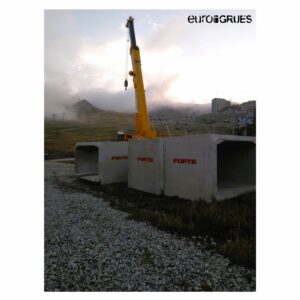 EUROGRUES INTERNACIONAL ANDORRA descarga de prefabricados con grúa móvil gigante en Pas de la Casa. En maquinaria de elevación, grúas móviles gigantes de muchas toneladas y grúas torre, Euro Grues se impone. Distribuidor líder en compraventa. Líder indiscutible en la venta y alquiler de grúas en Andorra, Euro Grues es distribuidor de las prestigiosas marcas COMANSA, LIEBHERR y SOIMA CRANES. Desde su constitución en 2008 y gracias a su maquinaria elevadora EUROGRUES se ha impuesto en el mercado.