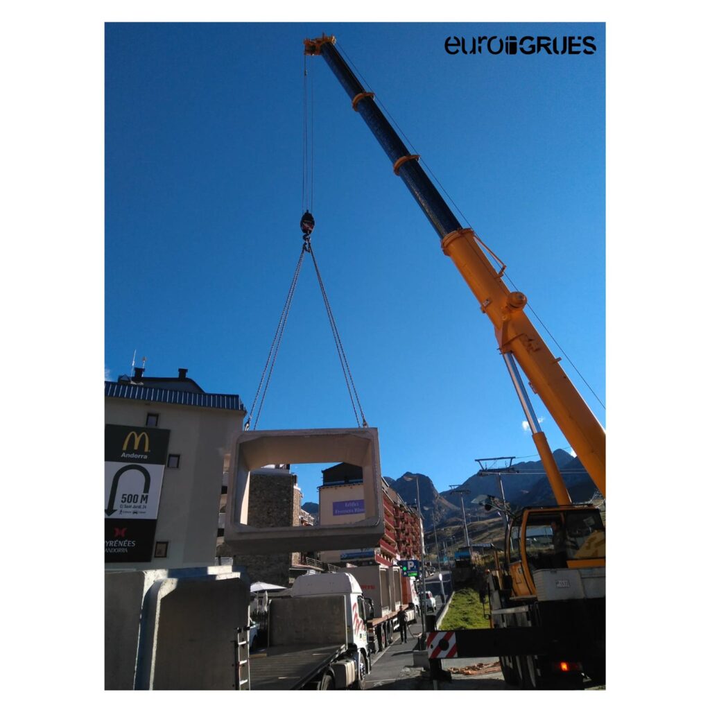 EUROGRUES INTERNACIONAL ANDORRA descarga de prefabricados con grúa móvil gigante en Pas de la Casa. En maquinaria de elevación, grúas móviles gigantes de muchas toneladas y grúas torre, Euro Grues se impone. Distribuidor líder en compraventa. Líder indiscutible en la venta y alquiler de grúas en Andorra, Euro Grues es distribuidor de las prestigiosas marcas COMANSA, LIEBHERR y SOIMA CRANES. Desde su constitución en 2008 y gracias a su maquinaria elevadora EUROGRUES se ha impuesto en el mercado.