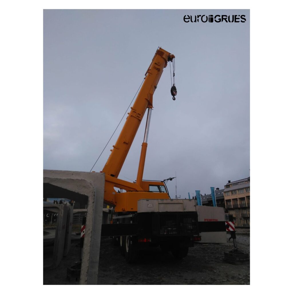 EUROGRUES INTERNACIONAL ANDORRA descarga de prefabricados con grúa móvil gigante en Pas de la Casa. En maquinaria de elevación, grúas móviles gigantes de muchas toneladas y grúas torre, Euro Grues se impone. Distribuidor líder en compraventa. Líder indiscutible en la venta y alquiler de grúas en Andorra, Euro Grues es distribuidor de las prestigiosas marcas COMANSA, LIEBHERR y SOIMA CRANES. Desde su constitución en 2008 y gracias a su maquinaria elevadora EUROGRUES se ha impuesto en el mercado.