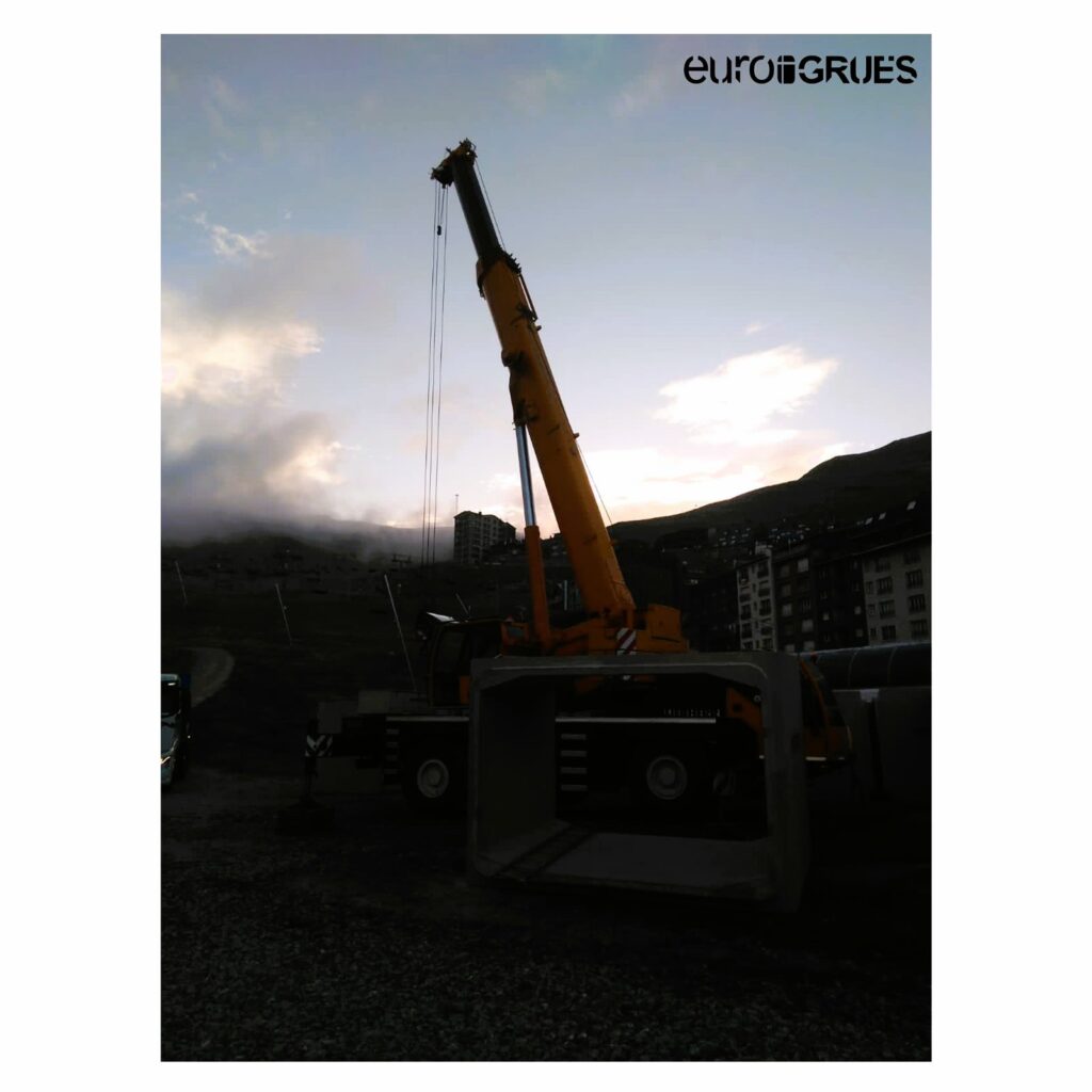 EUROGRUES INTERNACIONAL ANDORRA descarga de prefabricados con grúa móvil gigante en Pas de la Casa. En maquinaria de elevación, grúas móviles gigantes de muchas toneladas y grúas torre, Euro Grues se impone. Distribuidor líder en compraventa. Líder indiscutible en la venta y alquiler de grúas en Andorra, Euro Grues es distribuidor de las prestigiosas marcas COMANSA, LIEBHERR y SOIMA CRANES. Desde su constitución en 2008 y gracias a su maquinaria elevadora EUROGRUES se ha impuesto en el mercado.