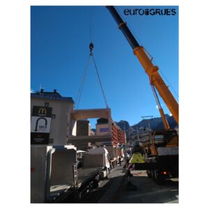 EUROGRUES INTERNACIONAL ANDORRA descarga de prefabricados con grúa móvil gigante en Pas de la Casa. En maquinaria de elevación, grúas móviles gigantes de muchas toneladas y grúas torre, Euro Grues se impone. Distribuidor líder en compraventa. Líder indiscutible en la venta y alquiler de grúas en Andorra, Euro Grues es distribuidor de las prestigiosas marcas COMANSA, LIEBHERR y SOIMA CRANES. Desde su constitución en 2008 y gracias a su maquinaria elevadora EUROGRUES se ha impuesto en el mercado.