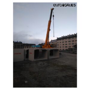 EUROGRUES INTERNACIONAL ANDORRA descarga de prefabricados con grúa móvil gigante en Pas de la Casa. En maquinaria de elevación, grúas móviles gigantes de muchas toneladas y grúas torre, Euro Grues se impone. Distribuidor líder en compraventa. Líder indiscutible en la venta y alquiler de grúas en Andorra, Euro Grues es distribuidor de las prestigiosas marcas COMANSA, LIEBHERR y SOIMA CRANES. Desde su constitución en 2008 y gracias a su maquinaria elevadora EUROGRUES se ha impuesto en el mercado.