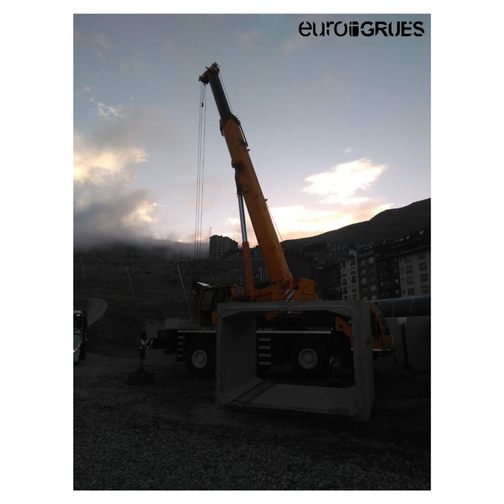 EUROGRUES INTERNACIONAL ANDORRA descarga de prefabricados con grúa móvil gigante en Pas de la Casa. En maquinaria de elevación, grúas móviles gigantes de muchas toneladas y grúas torre, Euro Grues se impone. Distribuidor líder en compraventa. Líder indiscutible en la venta y alquiler de grúas en Andorra, Euro Grues es distribuidor de las prestigiosas marcas COMANSA, LIEBHERR y SOIMA CRANES. Desde su constitución en 2008 y gracias a su maquinaria elevadora EUROGRUES se ha impuesto en el mercado.